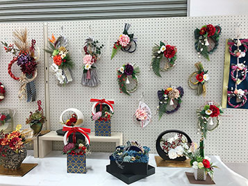 お花を使ったクリスマス＆正月飾りの展示会@百五銀行梅村学園前支店