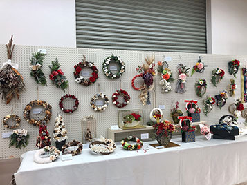 お花を使ったクリスマス＆正月飾りの展示会@百五銀行梅村学園前支店