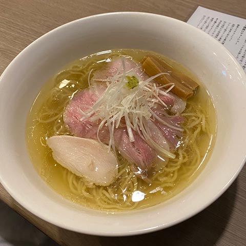 透き通った濃厚スープ麺屋鶏恋をご紹介！